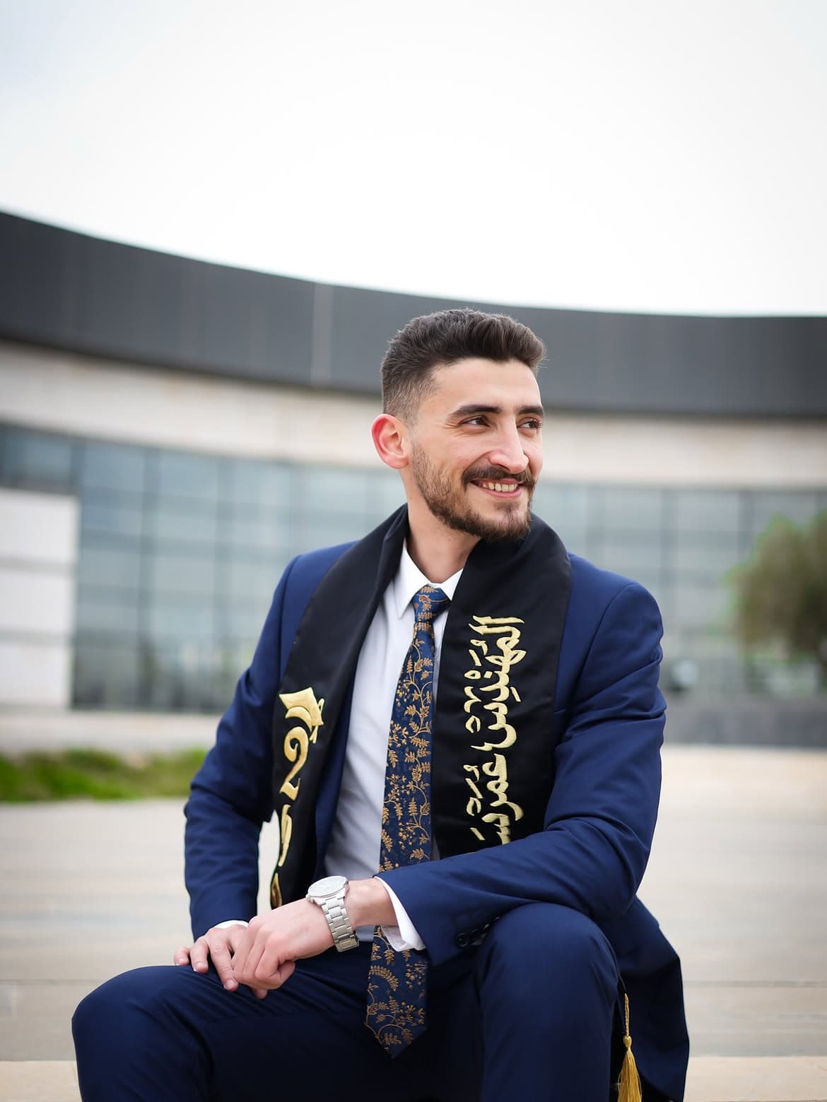 خرّيج مبتسم بوشاح التخرّج